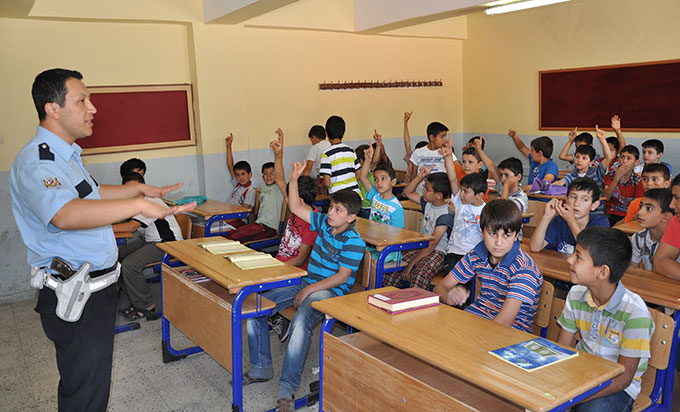 Hem Kur’an Hem De Trafik Kurallarını Öğreniyorlar