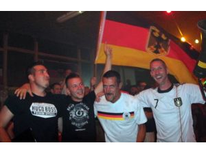 Alman Askerlerin Kupa Sevinci