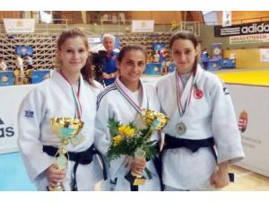 Denizlili Nesrin’den Altın Madalya