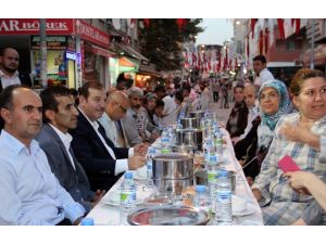 Örnek Ve Cumhuriyet Sokak İftarında Buluştu