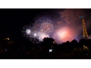 Eyfel Kulesi’nde Şölen