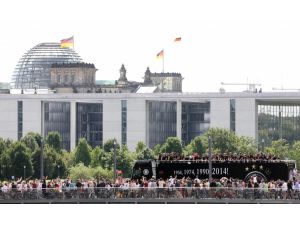 Dünya Kupası Şampiyonu Almanya Berlin’de Coşkuyla Karşılandı