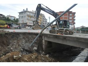 Akçakocada Sel Mobese Direğini Yıktı