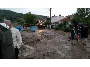 Lapsekide Şiddetli Yağış Sele Sebep Oldu