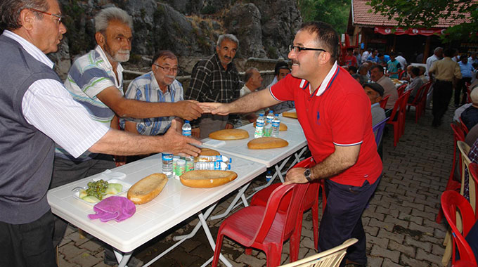 Afşin Belediyesi İftar’da Tanır Mahallesine Konuk Oldu
