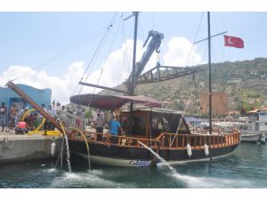 Tur Teknesi Batma Tehlikesi Geçirdi
