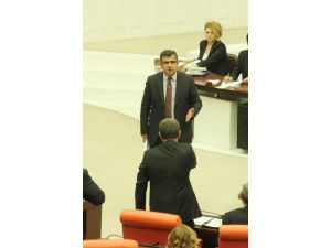 Hdpli Zozani, Tasarı Kitapçığını Ak Partili Caniklinin Kafasına Vurmaya Çalıştı