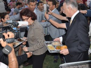 İhsanoğlu, İftarda Gazianteplilerle Bir Araya Geldi