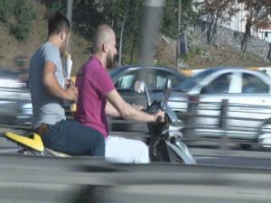 (Özel Haber) Seyir Halindeki Motosiklette Tehlikeli Dürüm Keyfi