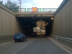 Aşırı Yük Alan Kamyon Trafikte Tehlike Saçtı