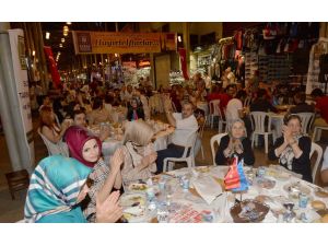 Bursada Tarihi Çarşıda 750 Metrelik Hat Boyunca İftar Sofrası Kuruldu