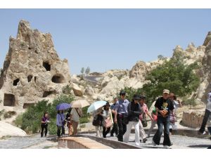 Kapadokya Bölgesine Yerli Ve Yabancı Turistlerin İlgisi Sürüyor