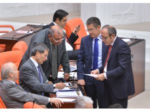 Meclis’te Filistin Bayrağının Renklerini Taşıyan Atkılarla Özçekim