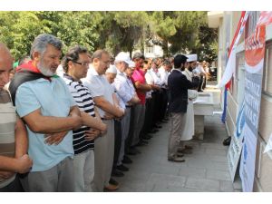 Filistin’de Ölenler İçin Gıyabi Cenaze Namazı Kılındı