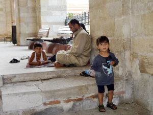 Suriyeli Aile Cami Avlusuna Sığındı