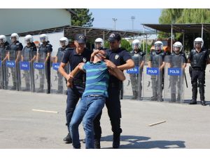 Çevik Kuvvet Polisinin Tatbikatı Gerçeği Aratmadı