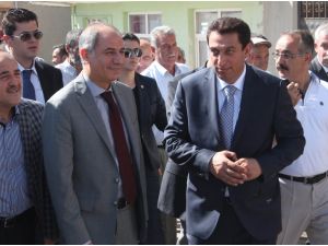 Bakan Ala Sivricede Gezip, Domates Aldı