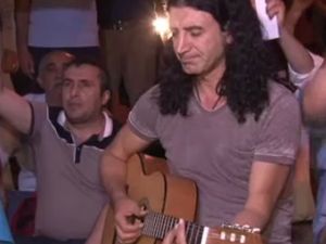 İsrail’i ’’Gitarıyla’’ Protesto Etti