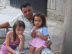 Yavrularımızdan Sevginizi Esirgemeyen