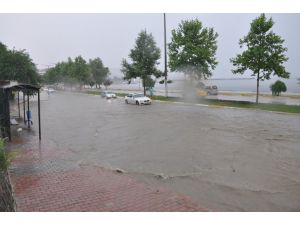 Tekirdağ’da Sağanak Yolları Göle Çevirdi