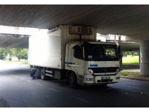 Kamyon Üst Geçide Takıldı