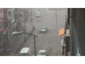 Zonguldakta Sel Yüzünden Vatandaşlar Dolmuş Durağına Sığındı