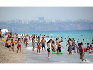 Antalya’da Sahiller Tıklım Tıklım