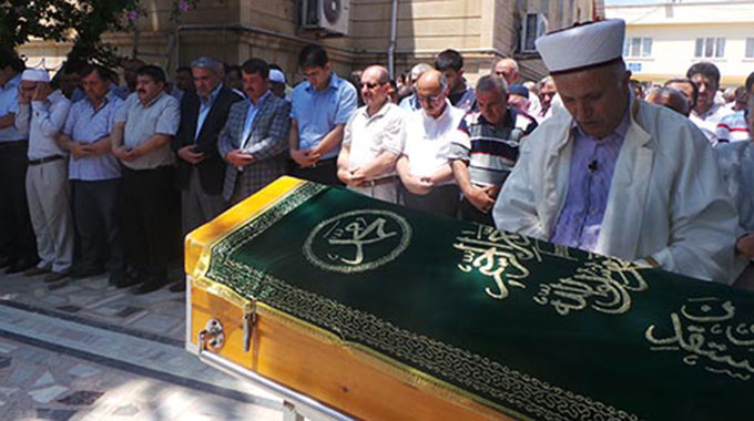 Ahmet Kuybu Babasını Son Yolculuğuna Uğurladı