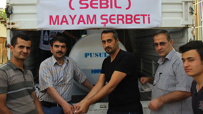 Her Ramazan’da Meyan Şerbeti Dağıtıyor