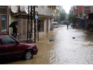 Alaplıda Ev İş Yerlerini Su Bastı
