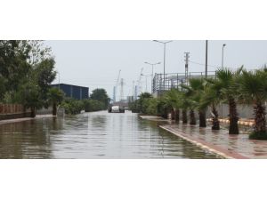 İskenderun’da Şiddetli Yağış Hayatı Felç Etti