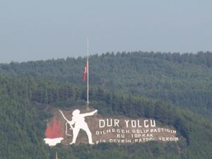 Bayraklar Yarıya İndi
