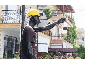 (Özel Haber) Maden Faciasını Unutturmamak İçin İş Yerinin Önüne Madenci Heykeli Dikti
