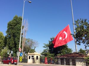 İstanbul’da Bayraklar Yarıya İndirildi
