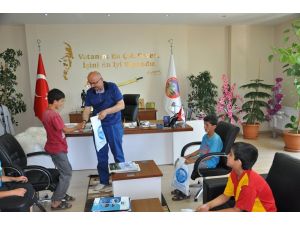 Yolda Buldukları Parayı Belediyeye Teslim Ettiler