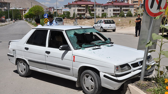 Otomobille Özel Halk Otobüsü Çarpıştı