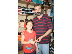 Küçük Kız, Kolundaki Bileziği Gazzeye Gönderdi
