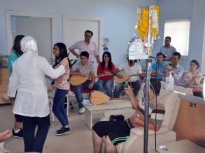 Genç Bağlamacılardan Kanser Hastalarına Moral Desteği
