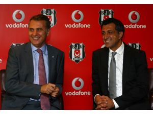 Beşiktaşın Yeni Formaları İngilterede Tanıtıldı