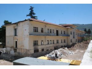 Yıkılamayan Tescilli Hastane Binası Tehlike Saçıyor