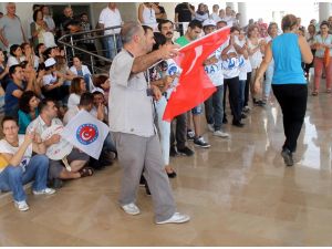 Hastane Önünde Halaylı İş Bırakma Eylemi