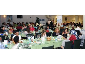 Gönüllüler Farklı Milletleri İftarda Buluşturdu