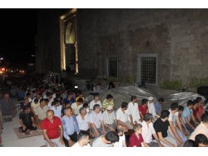 Ulu Camii Kadir Gecesinde 30 Bin Kişiye Ev Sahipliği Yaptı