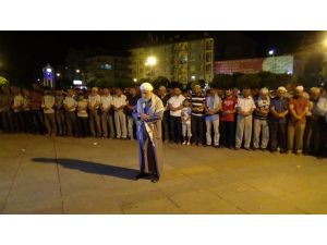Gazze’de Ölenler İçin Gıyabi Cenaze Namazı Kılındı