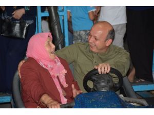 Çiftçi Kadınların Lunapark Keyfi