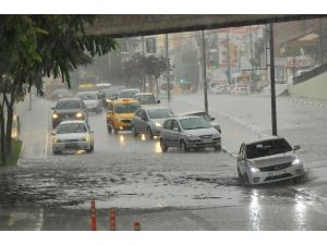 Bursada Şiddetli Yağış Hayatı Felç Etti