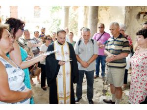 Ölen Dedeleri İçin Kilisede Dua Ettiler