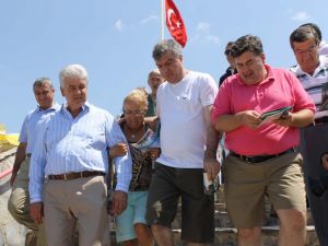 Chp, İzmirde Tatilcilerin Ayağına Gitti