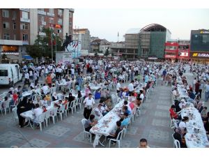 10 Bin Kişi Meydanda İftar Açtı