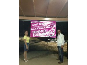 Sürpriz Evlenme Teklifi, Pankarta Öyle Bir Şey Yazdı Ki